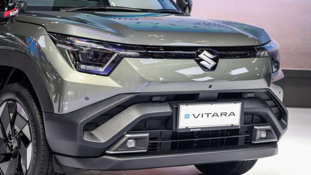 Suzuki resmi memulai produksi massal mobil listrik pertamanya, eVitara, di pabrik Hansalpur, Gujarat, India (Paultan.org