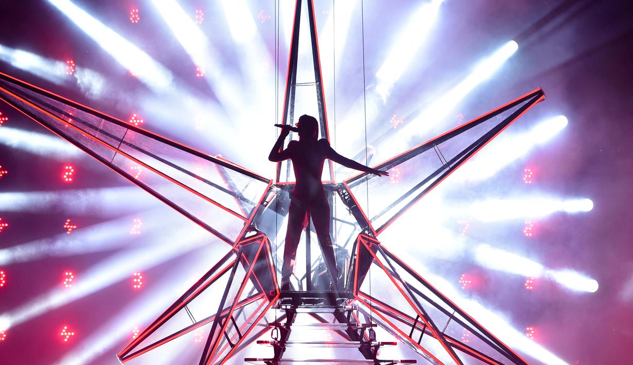 Penyanyi Katy Perry tampil di Madison Square Garden dalam tur "Witness: The Tour" di New York (2/10). Tidak hanya tampil menawan, tata panggung konser Katy Perry juga berhasil puaskan penonton. (Evan Agostini/Invision/AP)