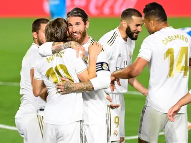 Pemain Real Madrid merayakan gol yang dicetak Karim Benzema ke gawang Valencia pada laga lanjutan La Liga pekan ke-29 di Stadion Alfredo, Stefano, Jumat (19/6/2020) dini hari WIB. Real Madrid menang 3-0 atas Valencia. (AFP/Javier Soriano)