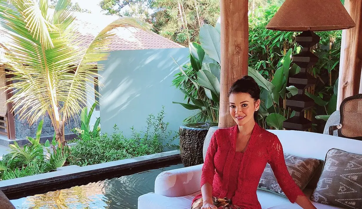 Tampil sederhana, namun tetap memukau, Farah Quinn berpose mengenakan kebaya tradisional yang simpel. Kebaya yang dikenakan Farah Quinn di foto ini memiliki warna merah, yang kemudian dikombinasikannya dengan kain batik selutut yang serasi. [Foto: Instagram/farahquinnofficial]