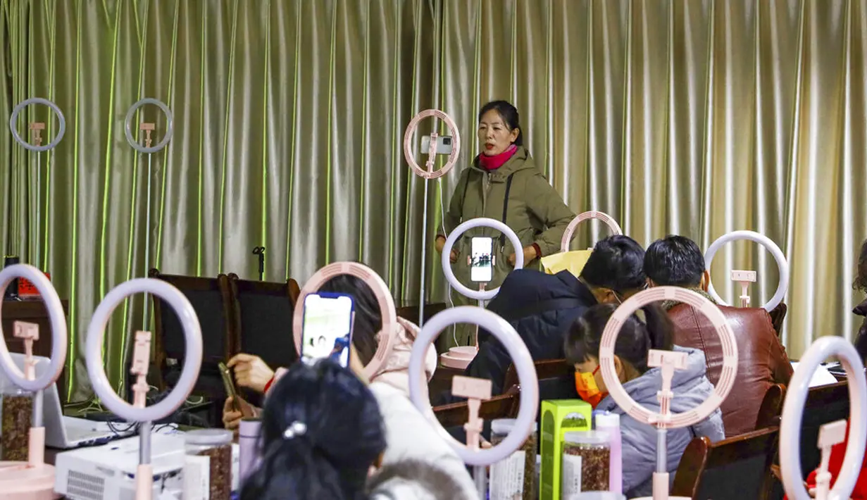 Warga belajar keterampilan livestreaming serta webcasting untuk e-commerce dan jualan online saat workshop yang digelar oleh otoritas pemerintah daerah di Zhangye, Provinsi Gansu, China, 20 Januari 2022. (Chinatopix via AP)