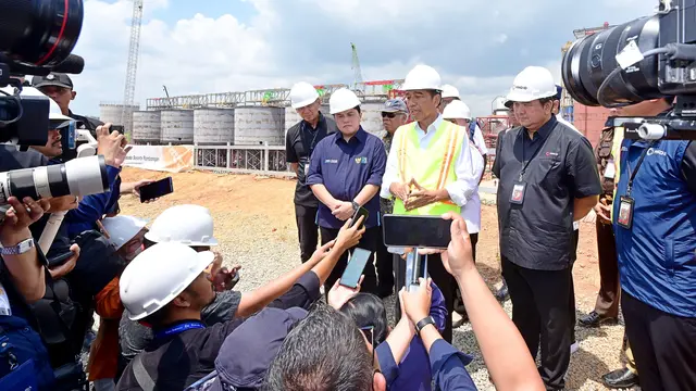 Presiden Joko Widodo (Jokowi)  bersama Menteri BUMN Erick Thohir dan Direktur Utama MIND ID Hendi Prio Santoso  berkunjung ke Smelter Grade Alumina Refinery (SGAR) Phase 1, Mempawah, Kalimantan Barat, Rabu (20/3/2024). (dok MIND ID)