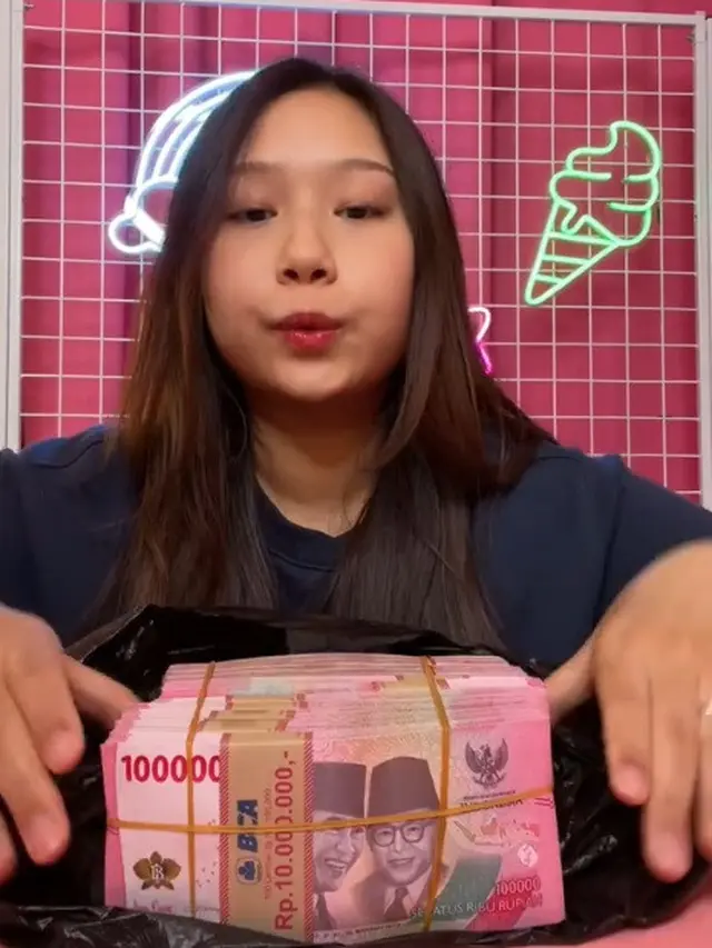 Buat Konten Ngidam Berenang Di Uang, Ini 10 Potret Sisca Kohl Dengan Gepokan Rupiah