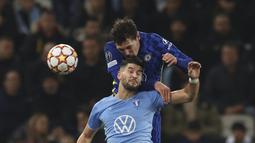 Penyerang Malmo, Antonio Čolak berebut bola dengan bek Chelsea, Andreas Christensen pada matchday keempat Grup H Liga Champions di Eleda Stadion, Rabu (3/11/2021) dini hari WIB. Hakim Ziyech membawa Chelsea menang dengan skor tipis 1-0 atas Malmo. (Andreas Hillergren/TT News Agency via AP)