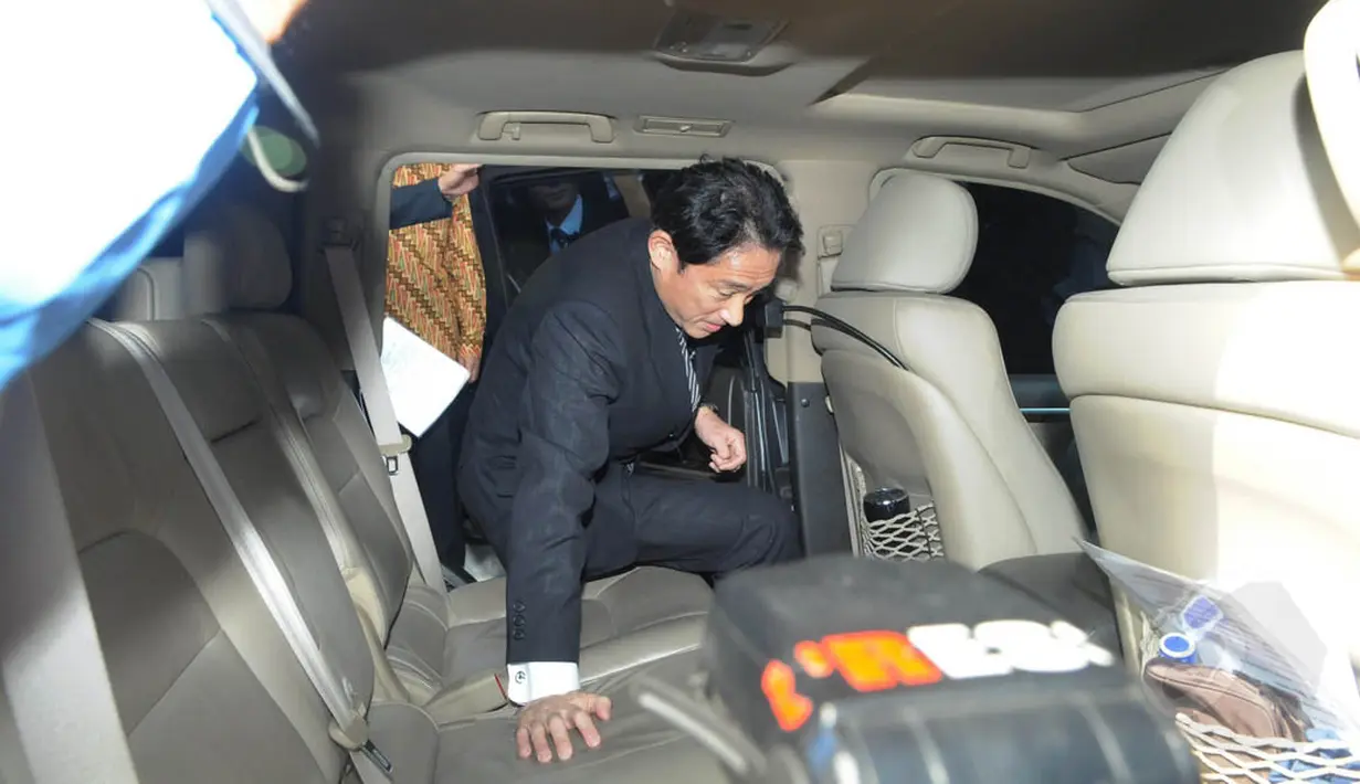 Usai bertemu Jokowi, Menlu Jepang, Y. M. Fumio Kishida meninggalkan Balai Kota, Selasa (12/8/14). (Liputan6.com/Herman Zakharia)
