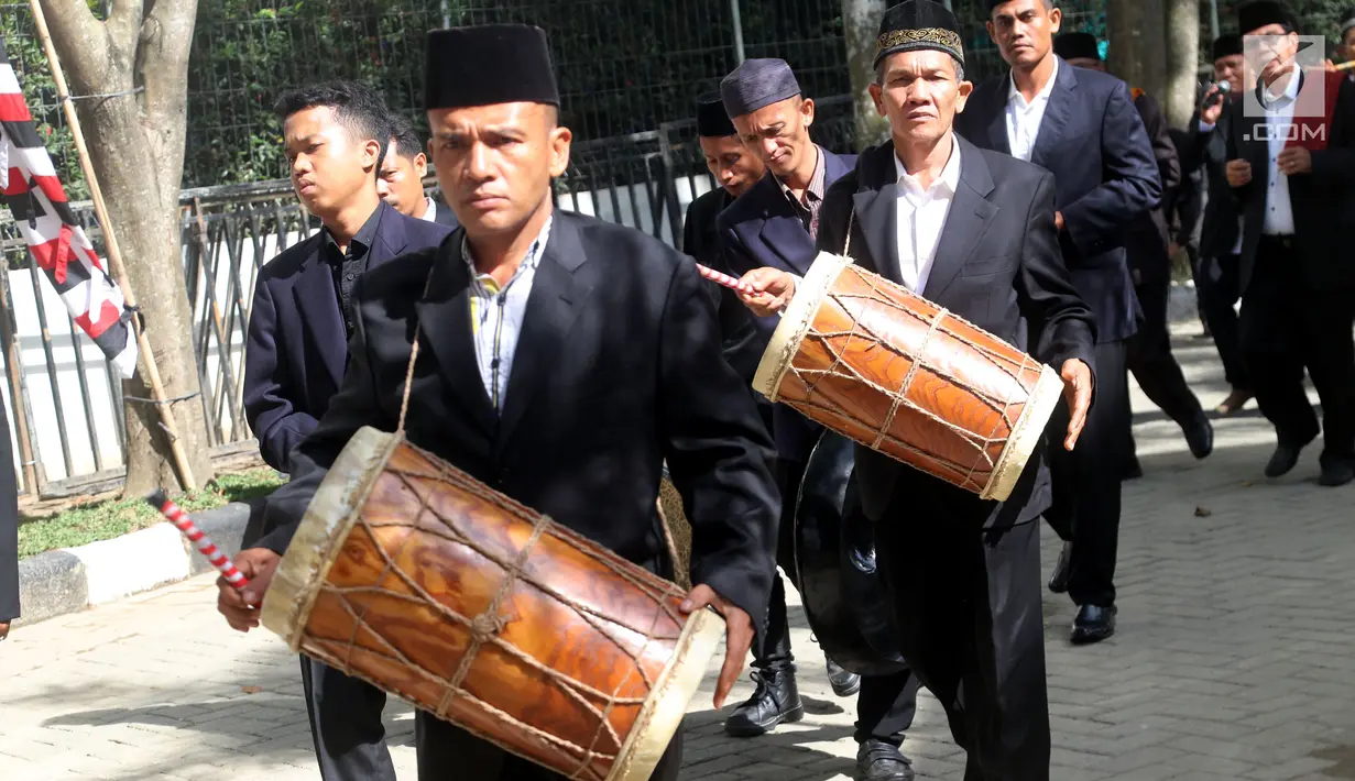 Iringan-iringan memukul gendang saat pesta adat pernikahan Kahiyang-Bobby di Medan, Jumat (24/11). (Liputan6.com/Pool/Media Center)