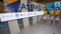 SPG berjalan melintas booth Astra Financial pada perhelatan GIIAS Jakarta 2022 di ICE BSD Tangerang, Kamis (11/08/2022). (Liputan6.com)