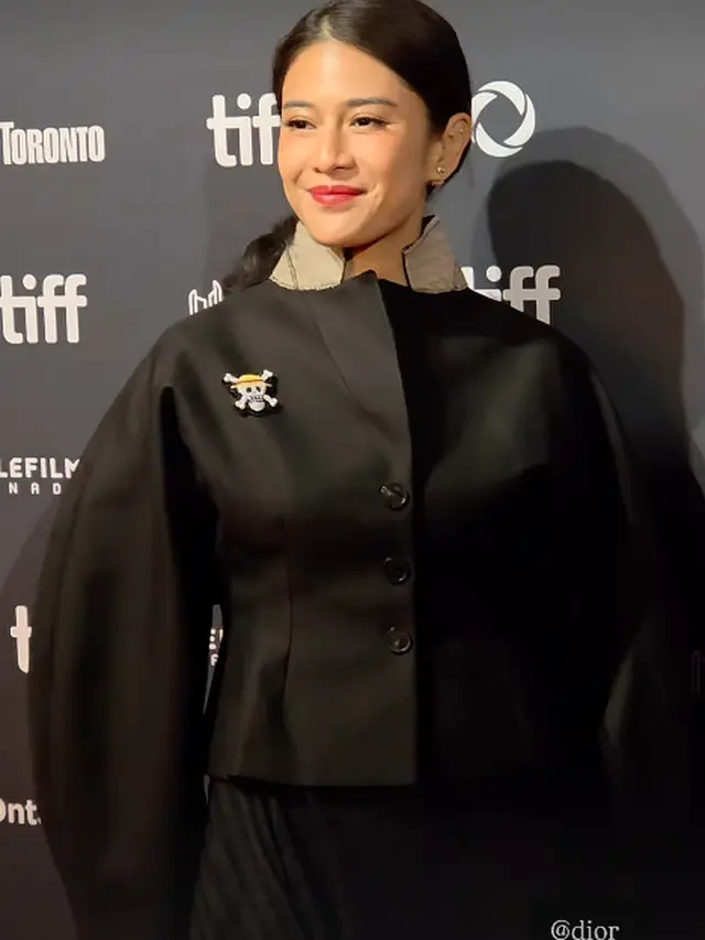 Gaya Fearless Dian Sastrowardoyo dengan Busana Serba Dior dan Pin One Piece di Toronto International Film Festival 2025