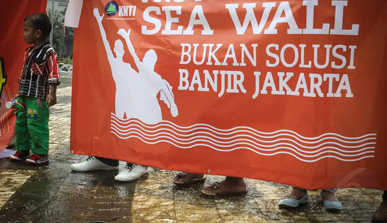 Dalam aksinya, massa menuding pembangunan tanggul ini sebagai bentuk pemborosan anggaran saja, Jakarta, (15/10/14).(Liputan6.com/Faizal Fanani)