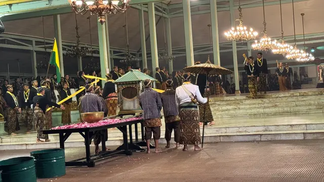 Kirab Pusaka Malam 1 Sura di Pura Mangkunegaran