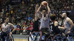 Pebasket kursi roda Iran, Hadiazhar Omid, berusaha melewati hadangan pebasket Jepang pada final Asian Para Games di Hall A Senayan, Jakarta, Sabtu (13/10). Iran menang 68-66 atas Jepang. (Bola.com/Vitalis Yogi Trisna)