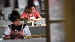 Seorang wanita mengerjakan bulu kuas Xuan di sebuah produsen kuas lokal di Wilayah Jingxian, Provinsi Anhui, China timur (4/6/2020). Kuas Xuan, jenis kuas tinta yang sangat terkenal, diyakini berasal dari Dinasti Qin (sekitar 200 SM) di daerah Xuanzhou, China kuno. (Xinhua/Zhang Duan)
