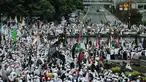  Ribuan massa memenuhi patung kuda saat aksi bela islam 313 di Jalan Merdeka Barat, Jakarta, Jumat (31/3). Mereka menuntut kepada Presiden Jokowi agar melaksanakan undang-undang dengan mencopot gubernur terdakwa, Ahok. (Liputan6.com/Faizal Fanani)
