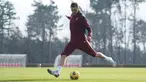 Penyerang Mario Mandzukic menembak bola saat mengikuti sesi latihan pertamanya di pusat olahraga Milanello Milan, di Carnago, Italia (19/1/2021). AC Milan resmi merekrut penyerang veteran asal Kroasia Mario Mandzukic. (Spada/LaPresse via AP)