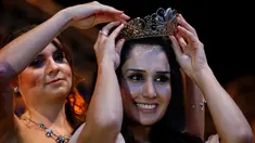 Pengungsi wanita asal Suriah, Ninorta Behno saat menerima mahkota Wine Queen/Ratu Anggur di Trier, Jerman (3/8). Ninorta Behno merupakan seorang pengungsi Suriah yang tinggal di Trier. (REUTERS/Ralph Orlowski)