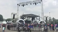 Pengunjung beraktivitas di sekitar panggung hiburan untuk perayaan malam Tahun Baru di Monas, Jakarta, Sabtu (30/12). Pemprov DKI Jakarta menjadikan monas sebagai tempat pusat perayaan pergantian malam Tahun Baru 2018. (Liputan6.com/Immanuel Antonius)