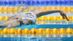 Cobaan paling berat ketika kapal yang memuat 18 imigran gelap termasuk dirinya mengalami mati mesin di Laut Aegea. Yusra dan beberapa orang yang bisa berenang harus turun ke air untuk mengurangi muatan dan mendorong kapal mereka selama kurang lebih tiga setengah jam. (Foto: AFP/Ronny Hartmann)