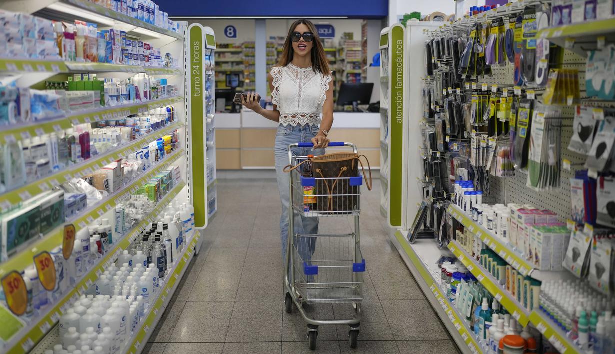 Sofia Salomon membeli bahan makanan di Caracas, Venezuela, Selasa, 30 Mei 2023. (AP Photo/Matias Delacroix)