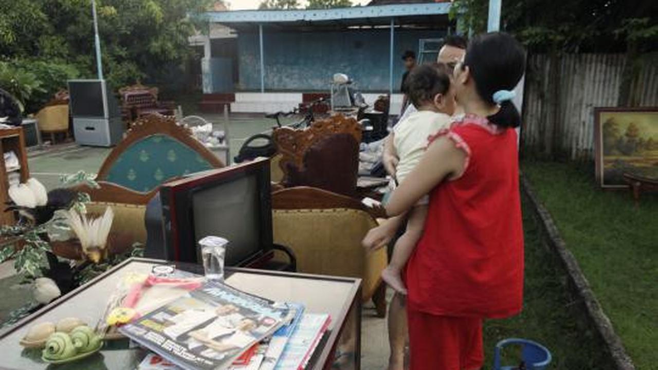 Rumah hancur, warga selamatkan benda berharga