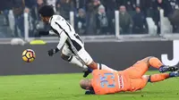 Kiper Napoli Pepe Reina melanggar gelandang Juventus Juan Cuadrado pada leg pertama semifinal Coppa Italia, di Juventus Stadium, Turin, Selasa (28/2/2017). (EPA/Alessandro Di Marco)
