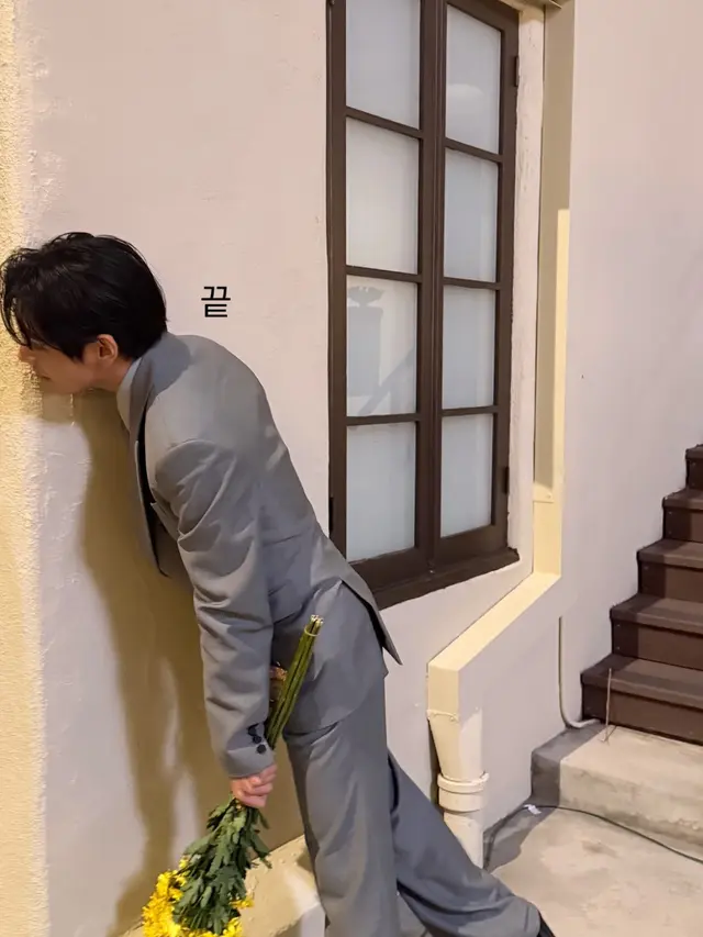 Gaya V BTS saat hadir Vogue World Hollywood bawa bunga. [@thv]