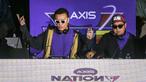 Diskoria menghibur penonton yang hadir untuk menyaksikan Grand Final AXIS Nation Cup 2023 di Istora Senayan, Minggu (15/10/2023). Seluruh penonton kompak ikut bernanyi saat Diskoria membawakan lagu C.H.R.I.S.Y.E dan Badai Telah Berlalu. (Bola.com/Bagaskara Lazuardi)