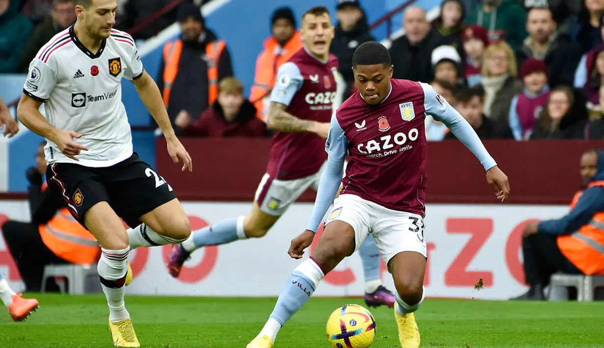 Pemain Aston Villa Leon Bailey (kanan) mengontrol bola di sebelah pemain Manchester United Diogo Dalot (kiri) pada pertandingan sepak bola Liga Inggris di Villa Park, Birmingham, Inggris, 6 November 2022. Aston Villa mempermalukan Manchester United dengan skor 3-1. (AP Photo/Rui Vieira)