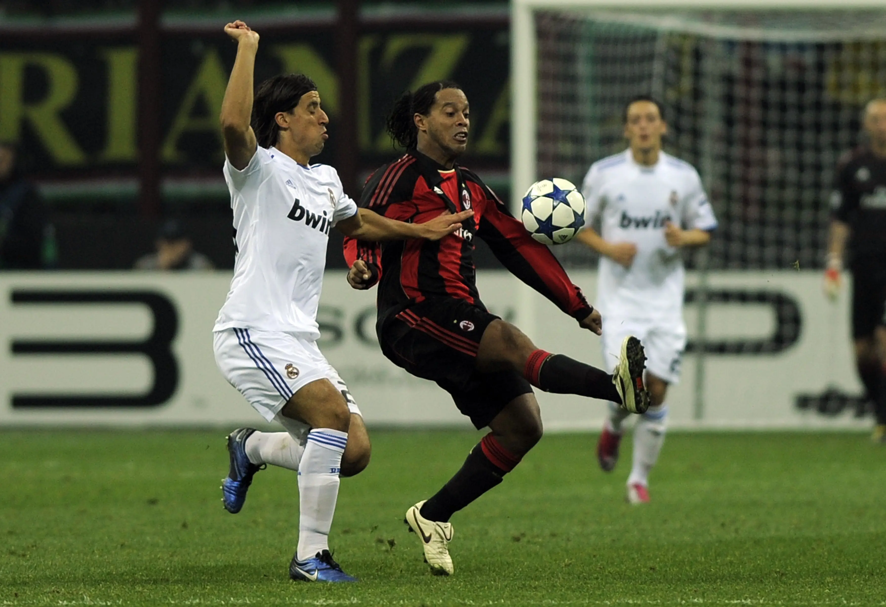 Ronaldinho pernah tampil menawan saat AC Milan melawan Real Madrid di Liga Champions (OLIVIER MORIN / AFP)