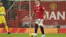 <p>Bek Manchester United, Lisandro Martinez mengontrol bola saat bertanding melawan Bournemouth pada pertandingan lanjutan Liga Inggris di Old Trafford di Manchester, Inggris, Rabu (4/1/2023). Manchester United menang telak atas Bournemouth dengan skor 3-0. (AP Photo/Dave Thompson)</p>