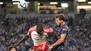 Bek Manchester City, Ruben Dias (kanan) berduel udara dengan bek Bayern Munchen, Dayot Upamecano pada laga pramusim 2023/2024 bertajuk Audi Football Summit di Stadion Nasional Tokyo, Jepang, Rabu (26/7/2023) malam WIB. (AP Photo/Shuji Kajiyama)