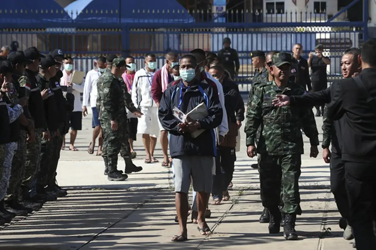 Para prajurit Kamboja tiba di pintu perbatasan Prum, Provinsi Pailin, Kamboja, Rabu (31/12/2025), setelah sebelumnya ditangkap dan ditahan oleh tentara Thailand.