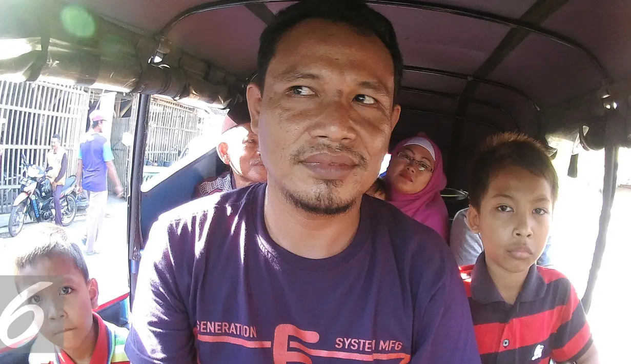 Jazudi dan keluarga berpose seusai ditemui di jalur Pantura, Jalan raya Cimohong, Bukalampa, Brebes, Jateng, Sabtu (9/7). Jazudi dan keluarga memilih mudik ke kampung halamannya naik bajaj karena supaya irit biaya. (Liputan6.com/Herman Zakharia)