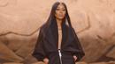 <p>Naomi Campbell mengenakan kreasi untuk koleksi ready-to-wear Off-White Fall/Winter 2023-2024 pada acara Paris Fashion Week, Prancis, Kamis, 2 Maret 2023. Gaya gaunnya menampilkan atasan oversized, dengan garis leher terjun, yang jatuh ke dalam rok maxi. (Vianney Le Caer/Invision/AP)</p>