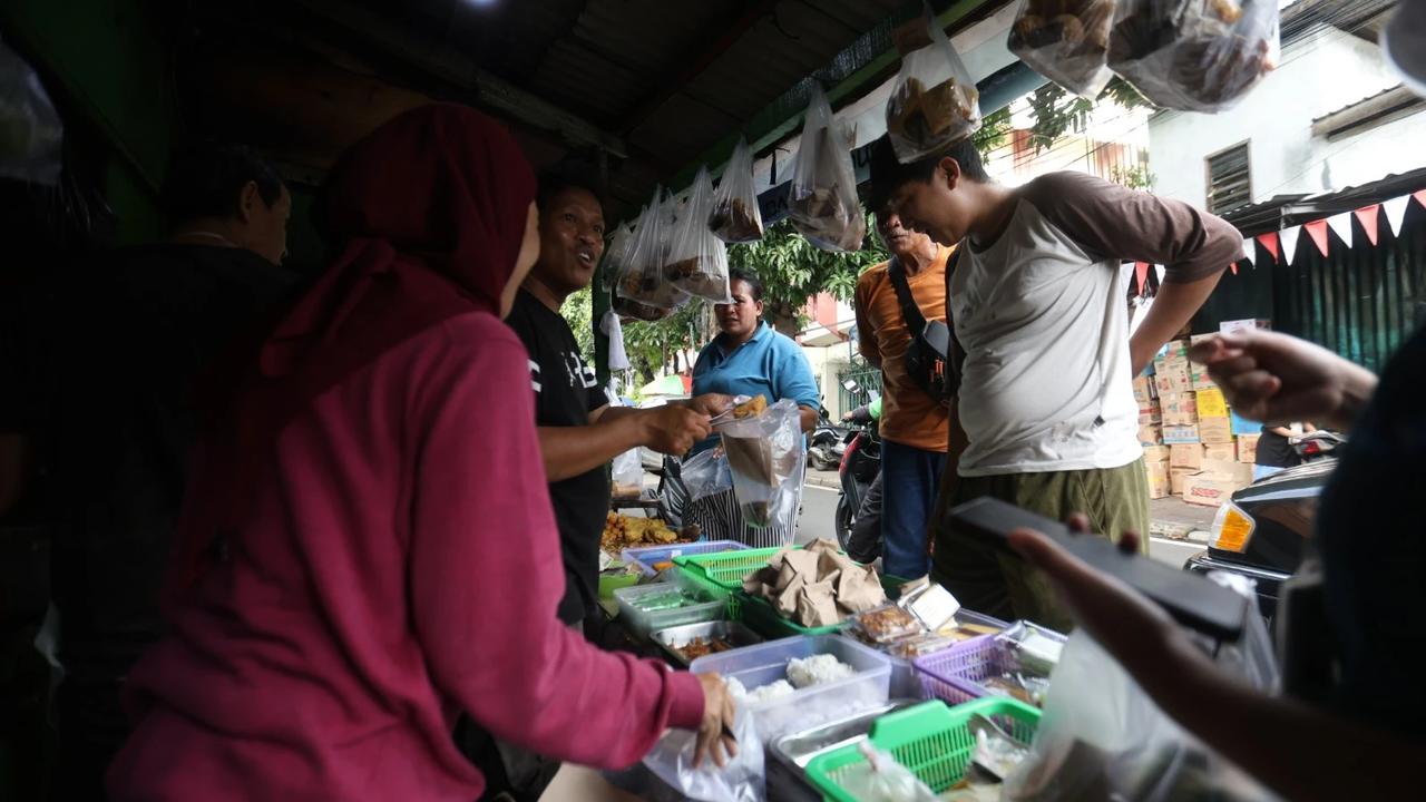 FOTO: Ramai Warga Kwitang Berburu Takjil di Hari Keenam Ramadan 1447 H