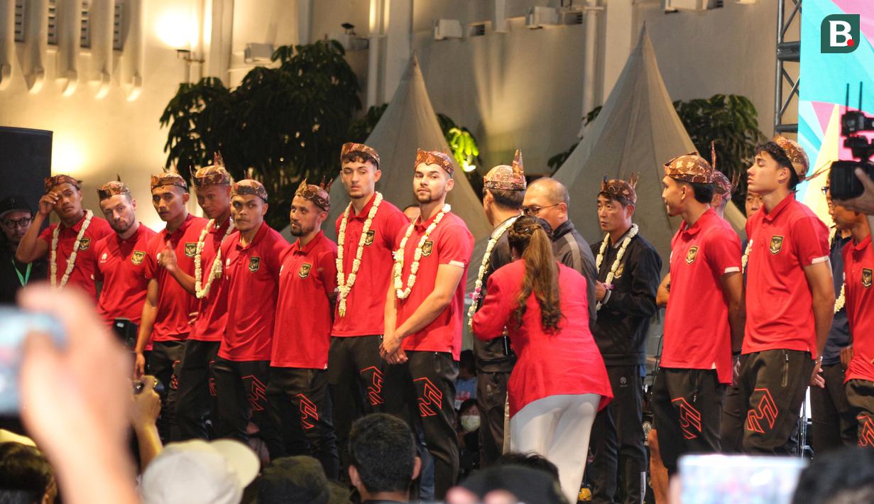 Momen ketika pelatih dan pemain Timnas Indonesia saat memakai blangkon khas Jawa Timur disela-sela kegiatan menyapa masyarakat Surabaya dan sekitarnya yang berlangsung di Balai Kota Surabaya, Minggu (11/6/2023). (Bola.com/Wahyu Pratama)
