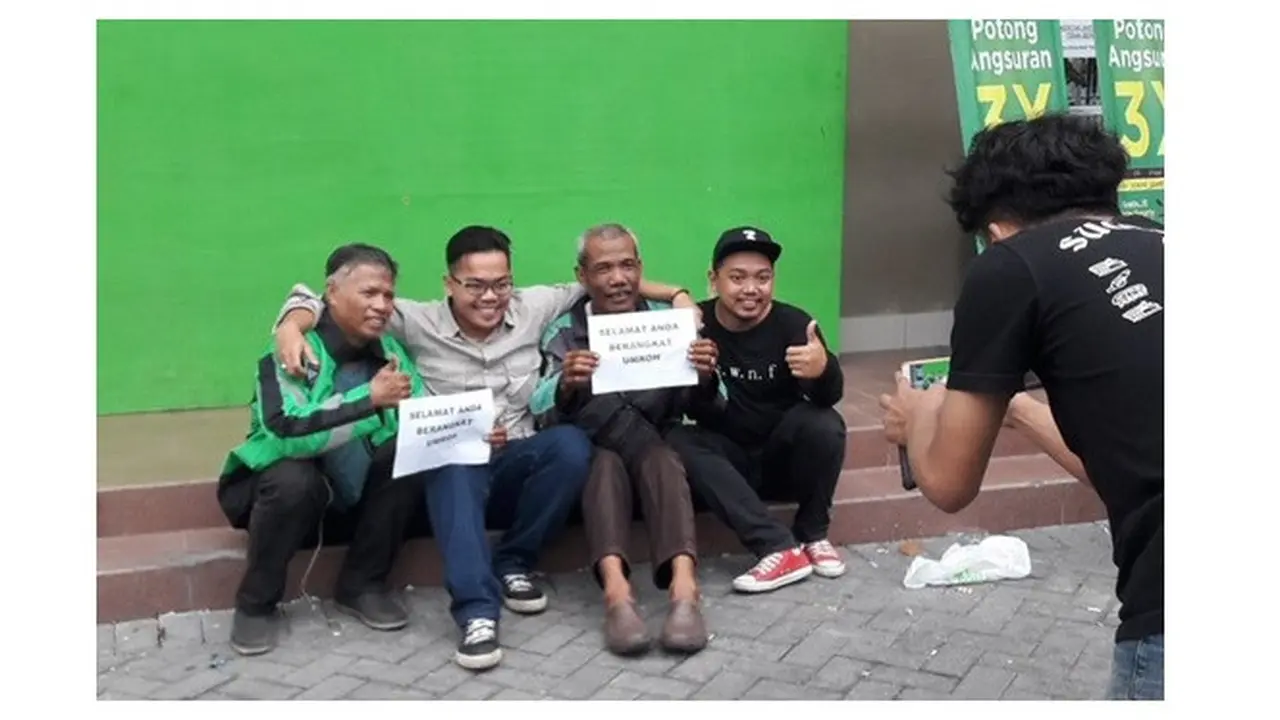 2 Driver Ojek Online Ini Tiba-tiba Dapat Hadiah Umrah