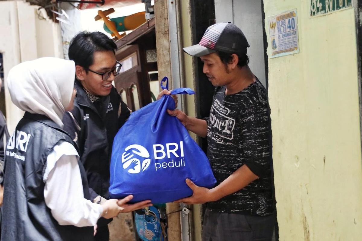 Program Berbagi Bahagia Bersama BRI. BRI salurkan bantuan sembako sebanyak 279 ribu paket kepada masyarakat.