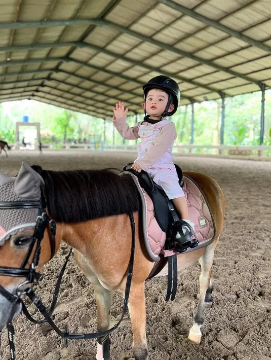 Kerennya, dia sudah bisa berani berkuda lho! Seperti ini dia potretnya [Instagram/guzelimalisyakieb]