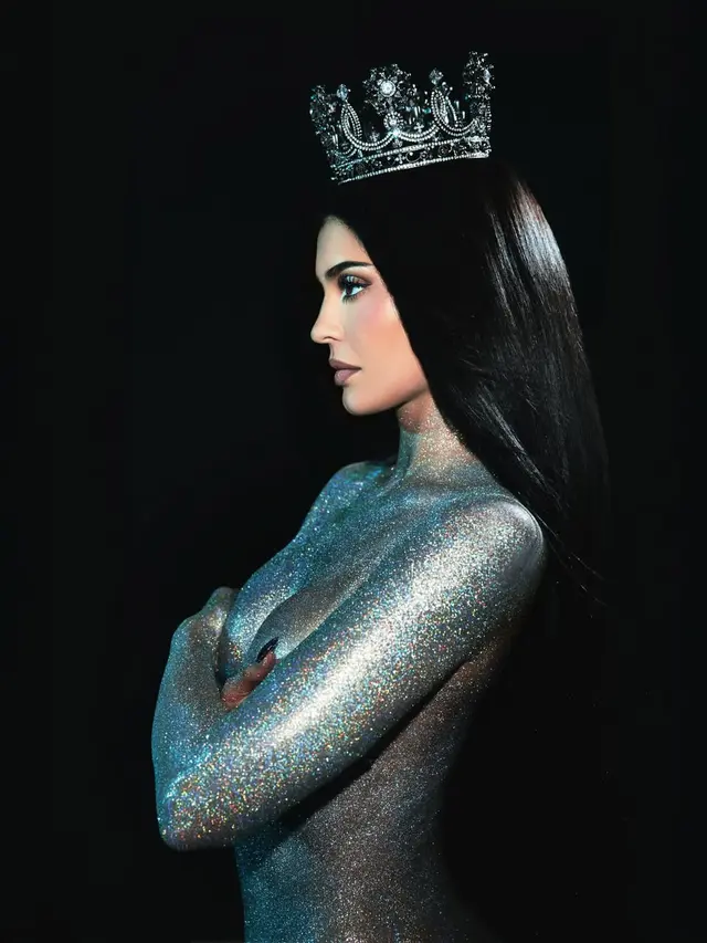 King Kylie is Back, Kylie Jenner Tampil Fearless Glam dengan Mahkota Rancangan Desainer Indonesia