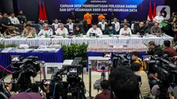 Menteri Koordinator Bidang Politik dan Keamanan (Menko Polkam) Republik Indonesia, Budi Gunawan (tengah) memimpin penyampaian keterangan publik terkait capaian desk pemberantasan perjudian daring dan desk keamanan siber dan perlindungan data di Kantor Komdigi, Jakarta, Kamis (21/11/2024). (Liputan6.com/Angga Yuniar)