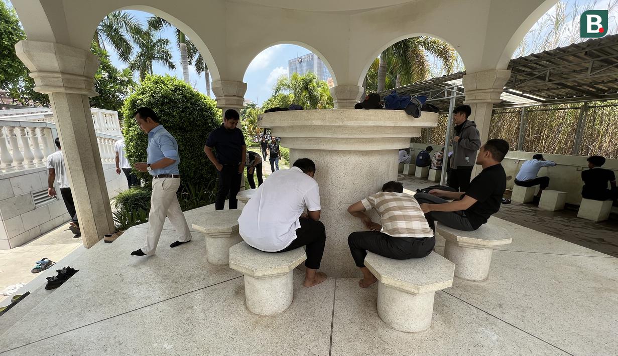 Para jamaah tampak berwudhu sebelum melaksanakan ibadah Salat Jumat di Masjid Al Serkal yang terletak di Islamic Center Phnom Penh, Kamboja, Jumat (5/5/2023). (Bola.com/Gregah Nurikhsani)