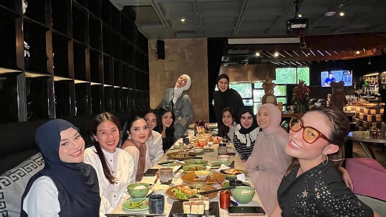 Potret Geng Artis Cendol Kembali Gelar Arisan di Awal 2025, Tetap Kompak dan Positif Vibes