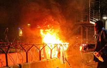 FOTO: Hingga Malam Hari Massa BEM SI Masih Bertahan dan Gelar Aksi Bakar Ban di Kawasan Patung Kuda
