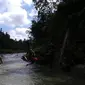 Kegiatan wisata alam river tubing menyusuri Sungai Klawing sedang tren di Purbalingga, Jawa Tengah. (Liputan6.com/Gun ES)