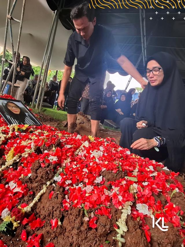 Pemakaman Ibu Ussy Sulistiawaty