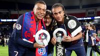 Penyerang Paris Saint-Germain, Kylian Mbappe (kiri) dan Ethan Mbappe berpose bersama ibu mereka Fayza Lamari di stadion Parc des Princes, Paris pada 12 Mei 2024. (Franck FIFE/POOL/AFP)