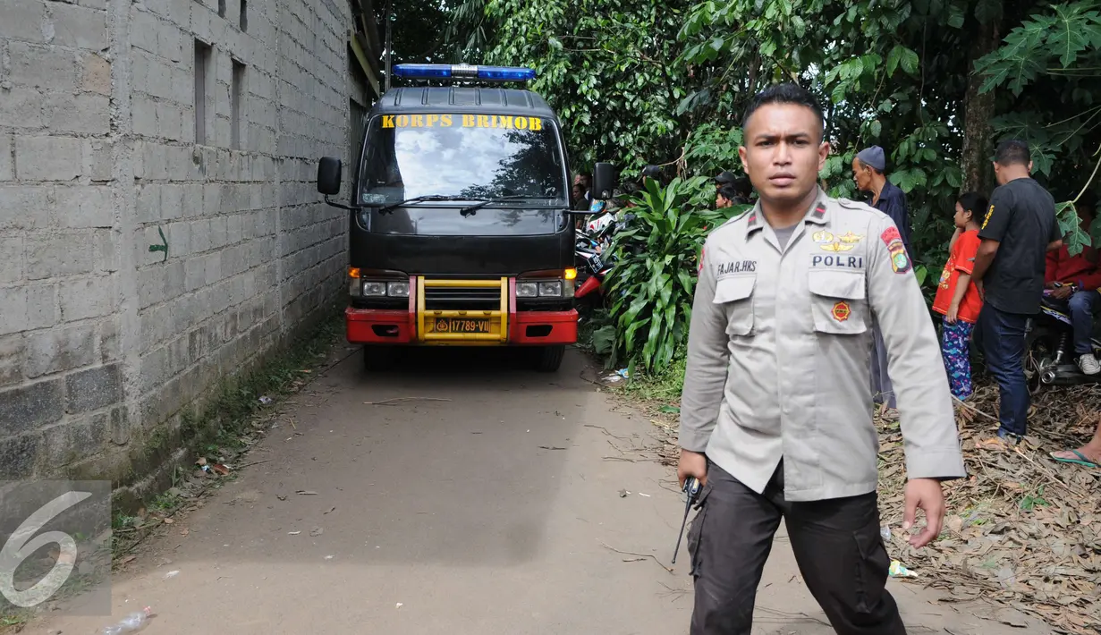 Mobil Kepolisian Brimob Polda Metro Jaya memasuki sekitar area tempat tinggal terduga teroris di Setu, Tangerang Selatan, Rabu (21/12). Dalam penggerebekan tersebut terjadi baku tembak hingga menewaskan tiga tersangka. (Liputan6.com/Helmi Affandi)