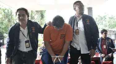 Petugas membawa Denny Hendrianto usai rilis kasus pelecehan seksual bermodus begal payudara di Mapolda Metro Jaya, Jakarta, Senin (20/1/2020). Polisi berhasil meringkus Denny di kawasan Pondok Ungu Permai, Bekasi pada Jumat (17/1) kemarin. (merdeka.com/Iqbal S. Nugroho)