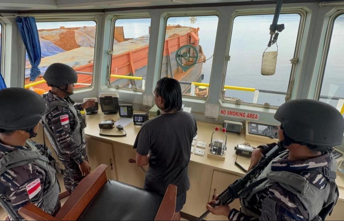 FOTO: KRI Pari-849 Amankan Kapal Pengangkut Ore Nikel Ilegal di Perairan Sulawesi Tenggara