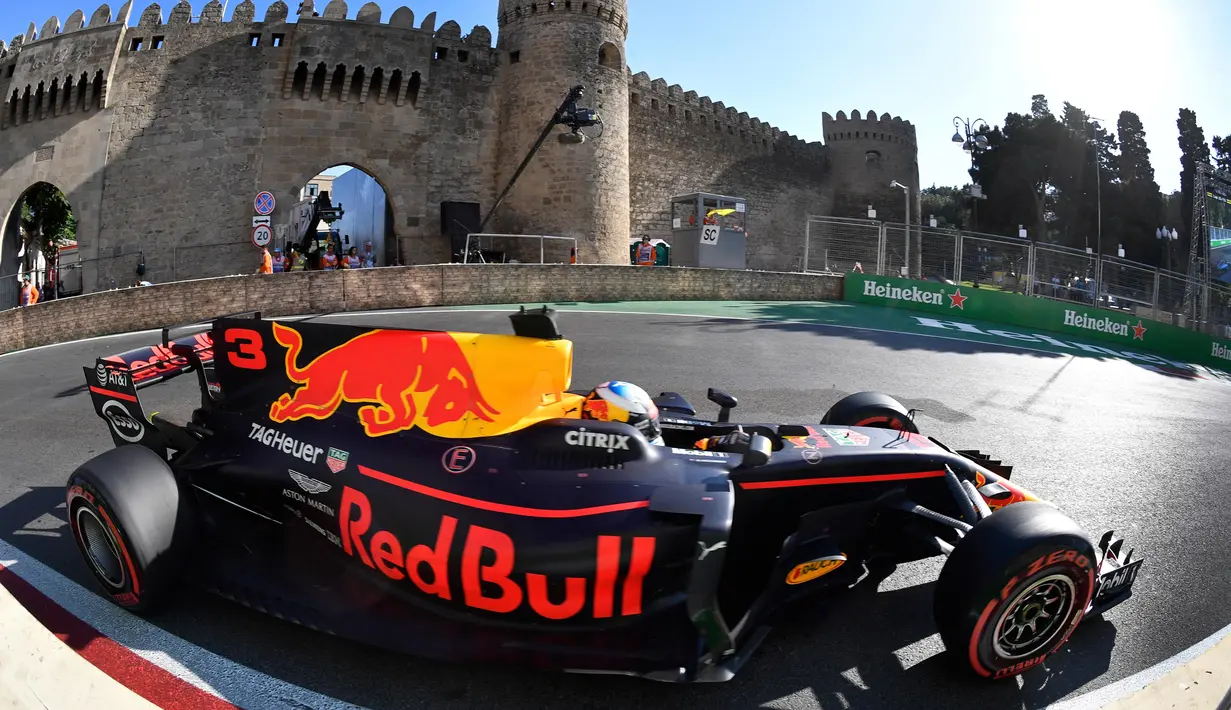 Aksi pebalap Red Bull, Daniel Ricciardo melintasi jalanan Kota Tua pada ajang Formula One Azerbaijan Grand Prix di Baku City Circuit, Baku  (25/6/2017). (AFP/Alexander Nemenov)